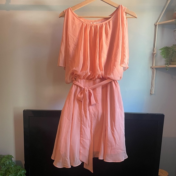 Forever 21 Dresses & Skirts - Peach flutter sleeve flowy dress